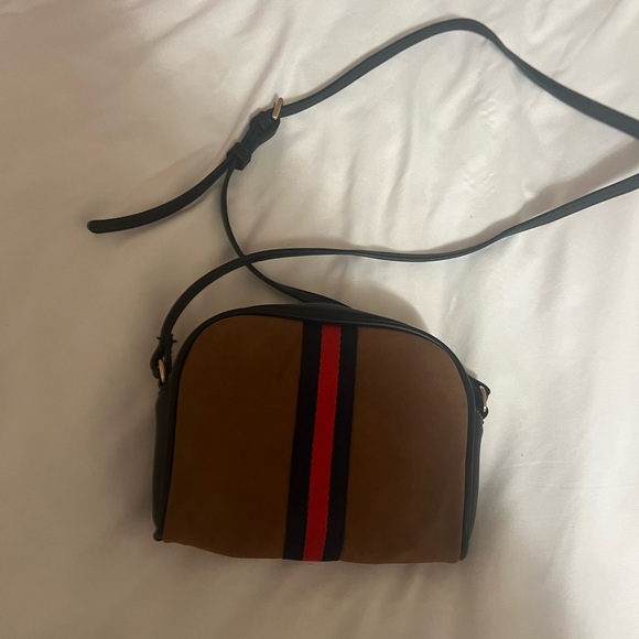 Suede Crossbody or shoulder bag with 2 small inside pockets and one zip front - Picture 3 of 7